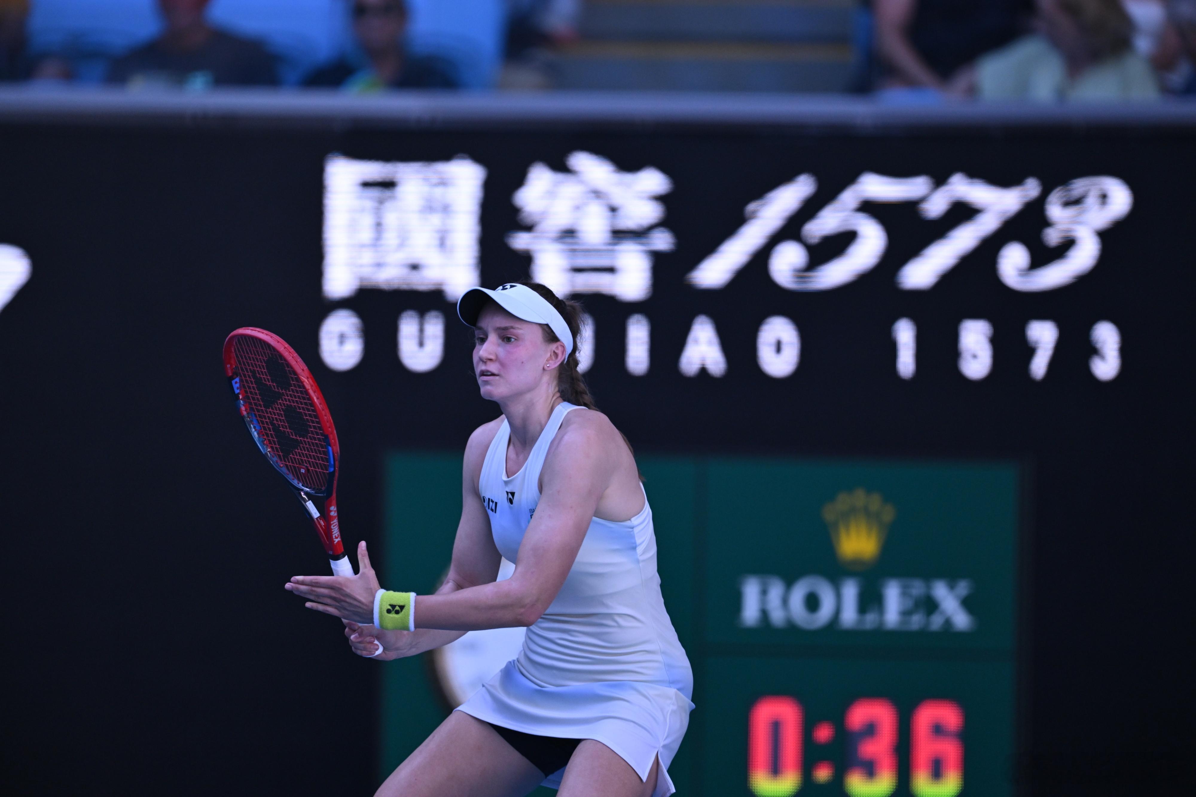 娜娜还是靠谱的，辛纳可以15:00准时登场了。晶姐和俺已经在演播室就位。莱巴金娜