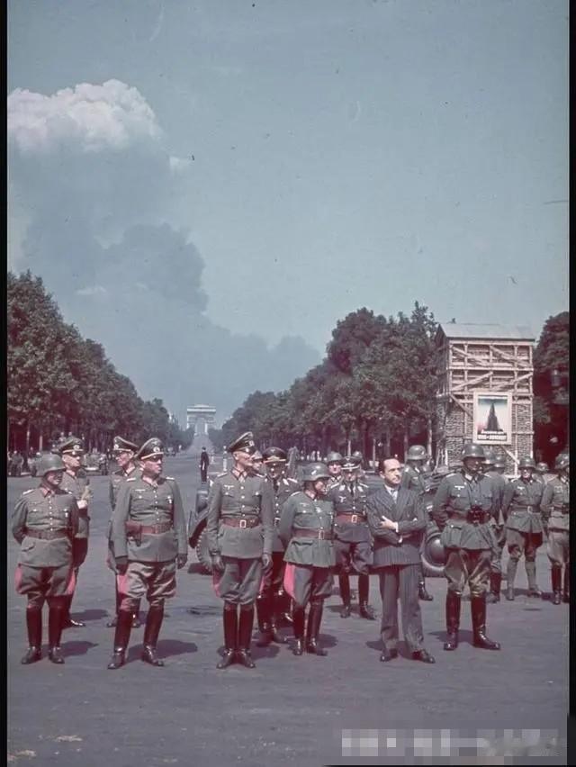 1940年6月14日法国战败后德军进入巴黎

德军在协和广场举行胜利阅兵，前排最