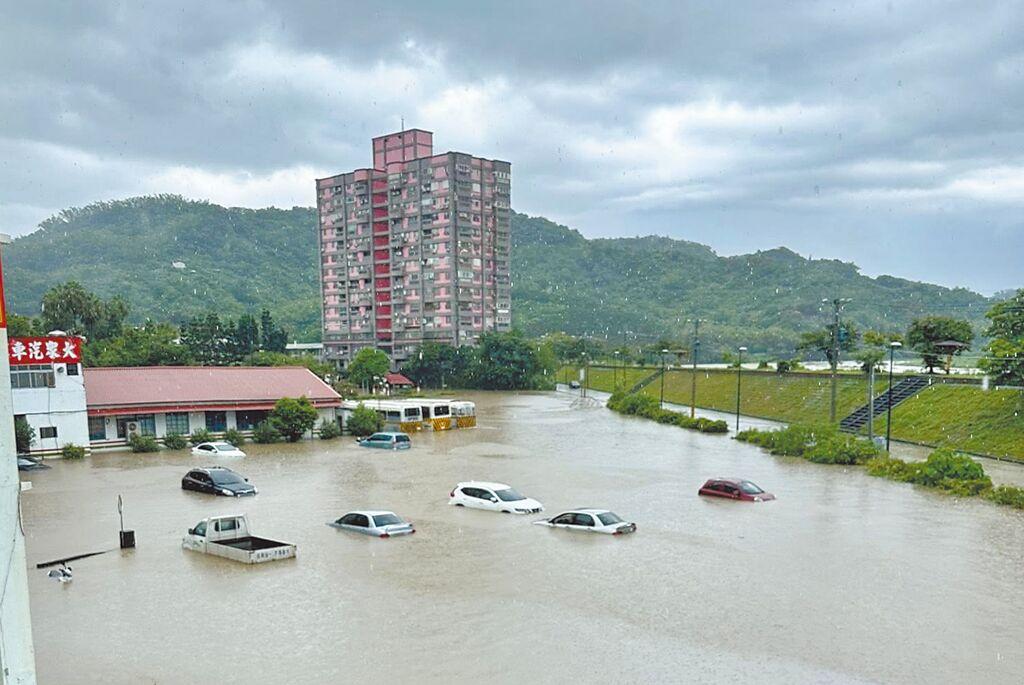 台湾省南投县今2乡镇急停班课,图为30日南投灾情照。受西南气流影响,中南部地区连