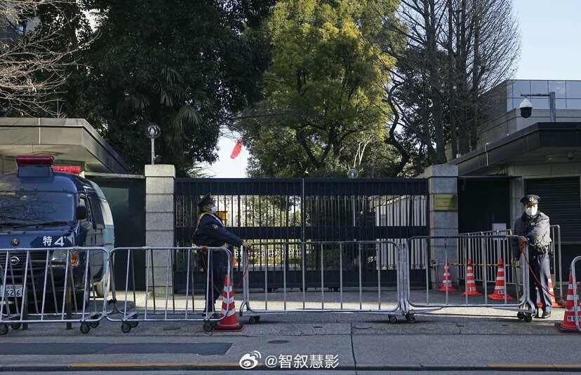 中方要求日方立即彻查严惩🇯🇵日本警方就中国大使馆遭闯入事件询问一男子。3月2