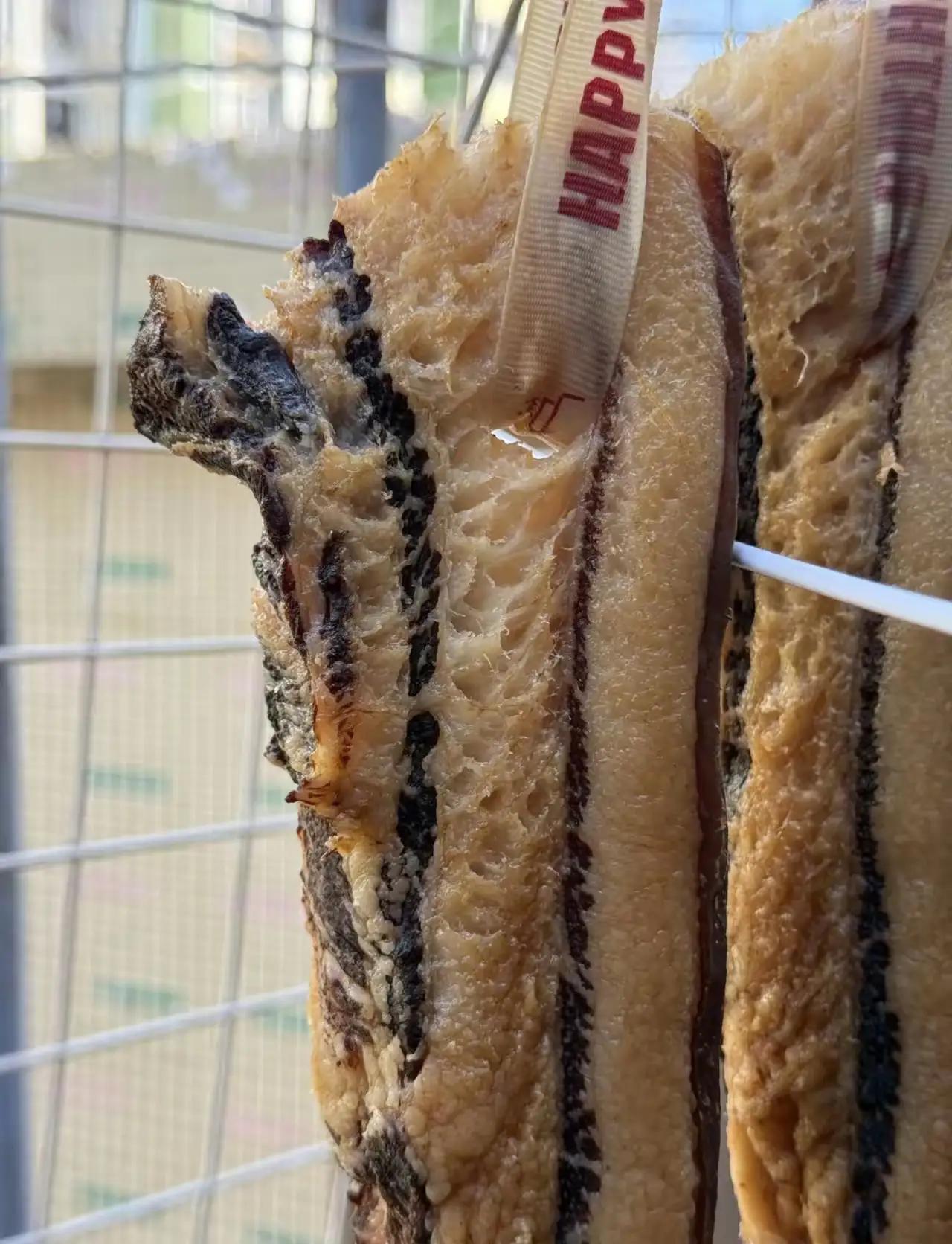 我滴个娘亲啊！谁能告诉我，这腊肉是怎么回事啊？本人小白第一次做腊肉，出现这种情况