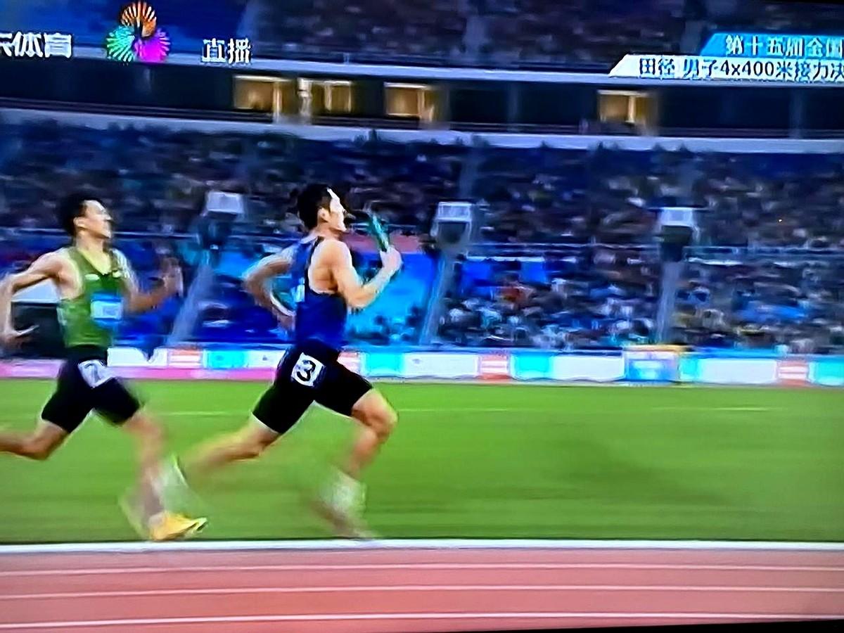男子4X400米决赛，广东队第二棒出现低级失误，奔跑中竟然把棒子丢掉？

这操作