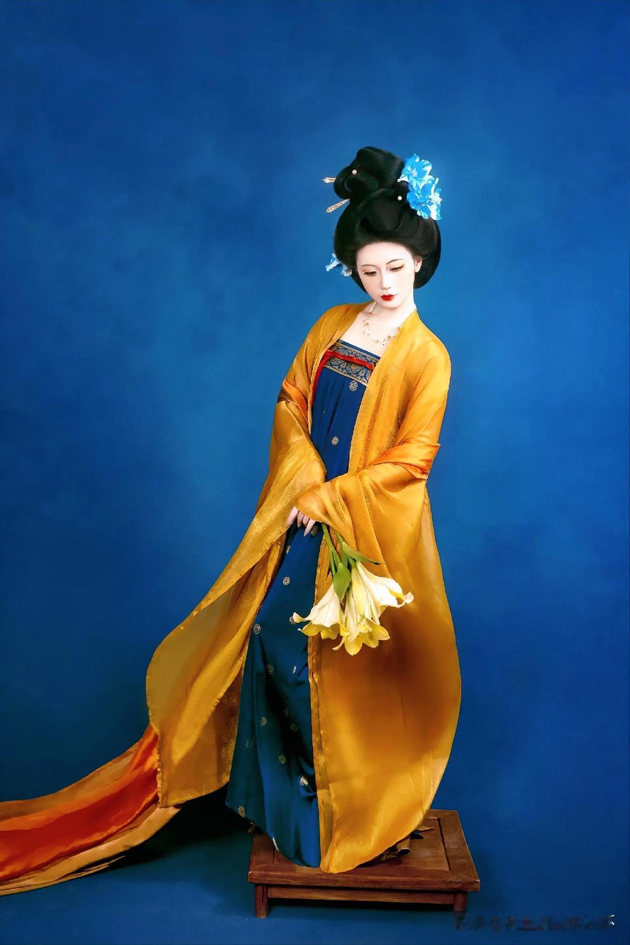 上联：风摆杨柳小蛮舞
下联：有请雅士[玫瑰][玫瑰][玫瑰]