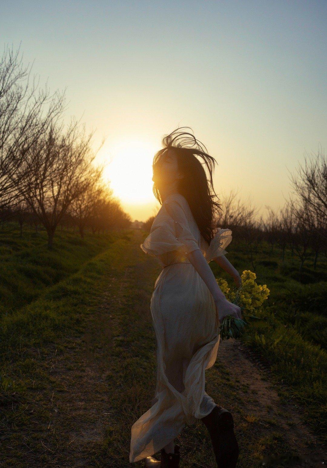 #上海约拍[超话]##人像摄影##摄影课程# 自由是落日下的旷野 ​​​