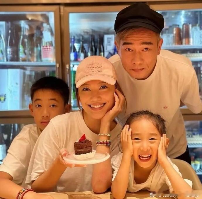 陈小春应采儿捐款100万陈小春应采儿为香港捐款100万元 危难时刻见真情，陈小春