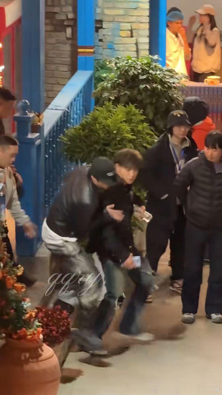 黄子韬刘耀文同时被台阶绊到黄子韬刘耀文同时绊到台阶宇宙闪烁请注意路人视角说句，这
