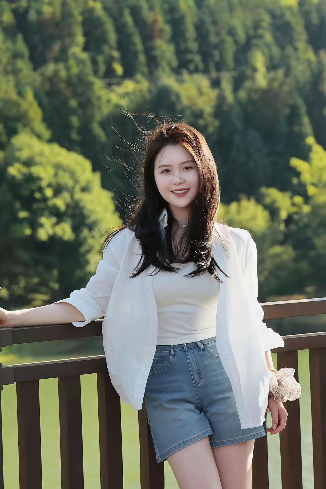 阳光下的甜美少女，微风轻拂发梢，笑靥如花。