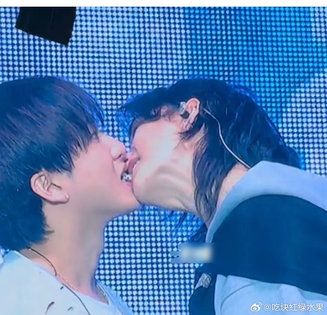 铉辰唯爱张兵 记住是唯爱。。。一个愿意吃对方嘴里牙垢的男人 谁能不爱 