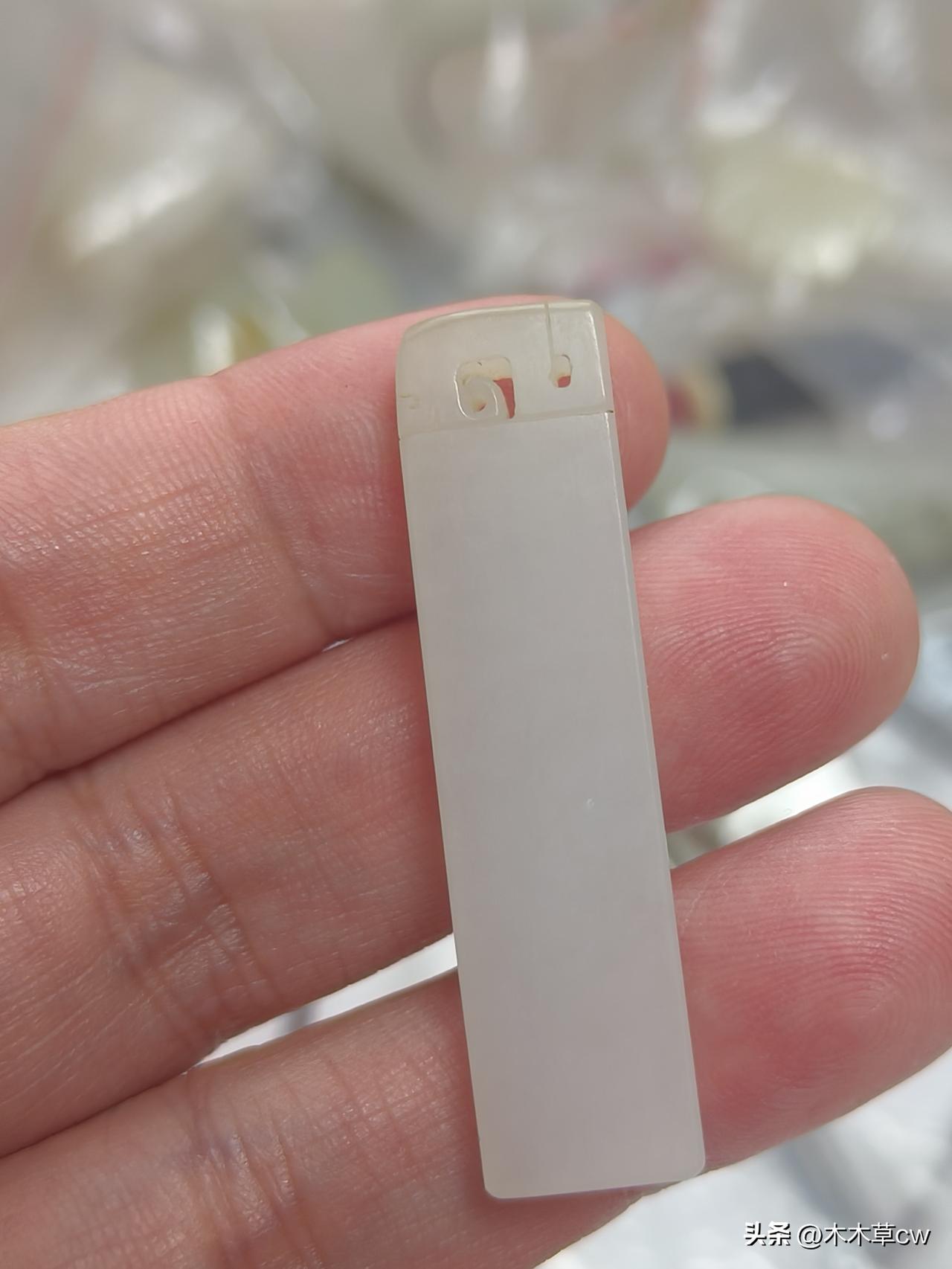这是一个长条形的算平安牌啊，直白的，料子是顶级的，然后跟大家讲一个以前卖这个玉的