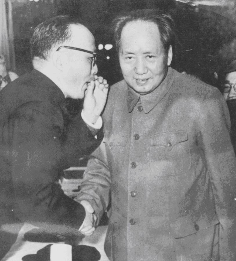 1958年4月6日，他右手握着主席的手，左手掩在主席耳边大声说：我已从上海调来武