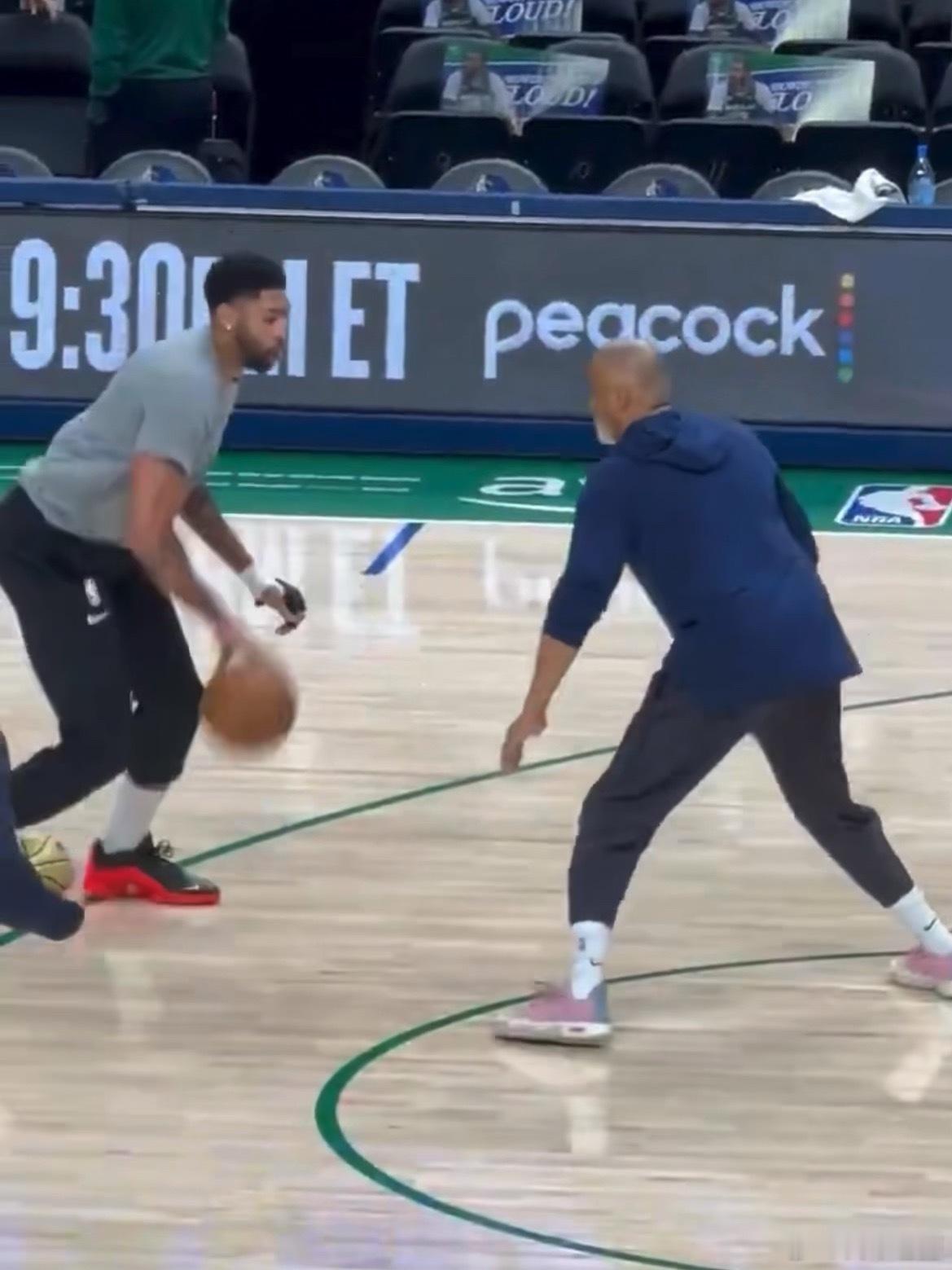 MFFL 基德在赛前接受采访。“戴维斯训练得非常努力。就像你提到的，他已经回到球