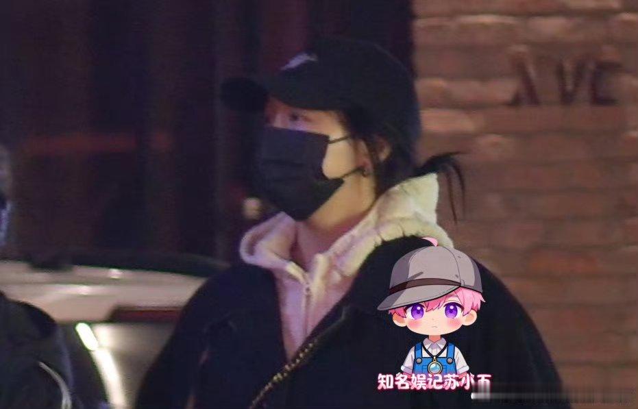 曝关晓彤深夜去酒吧有啥可爆的，她又不是未成年