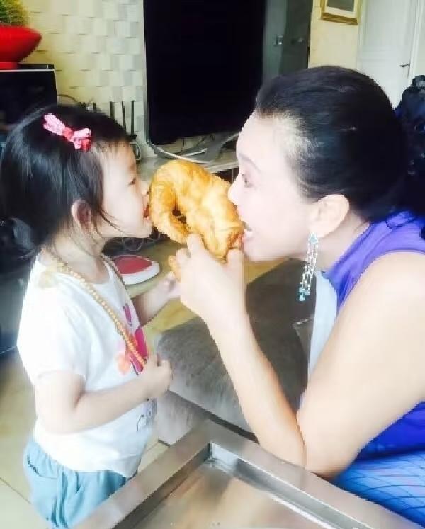 她前婆婆对孙子孙女也是好的，她这么大年纪开直播也是赚钱、自食其力，不像她自己妈妈