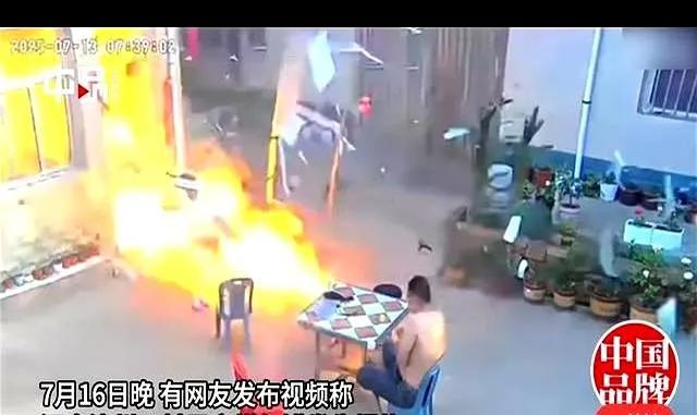 农村的煤气罐到底该不该禁止？
在河南的汝州，一村民家用煤气做饭的时候，厨房中突然