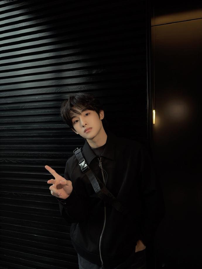 董思成allblack平安夜  董思成allblack平安夜完全就是帅成了我心中