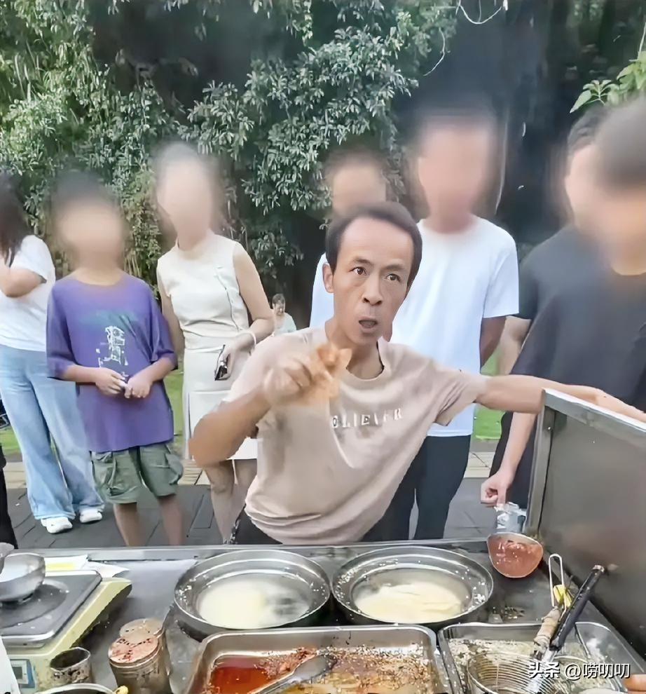 发现了一个秘密！
鸡排主理人做生意，
最忙的不是脑子，也不是手，而是他的那张嘴。
