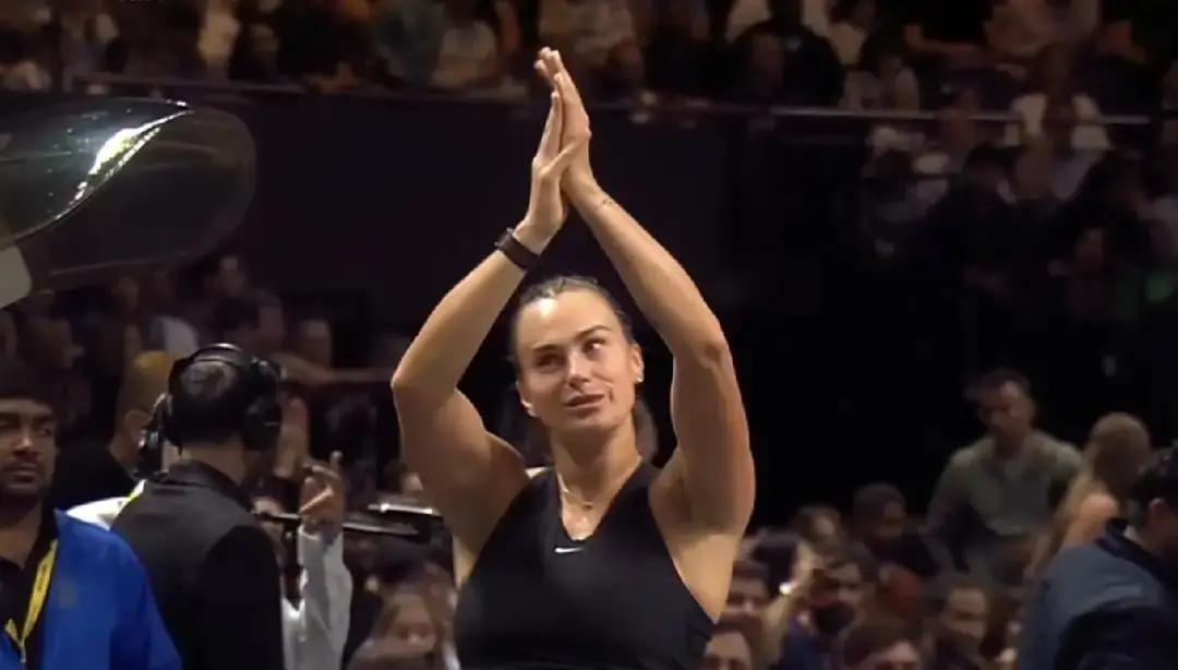 217公里发球被女生打回
 
迪拜表演赛现场，萨巴伦卡一拍把克耶高斯的重炮按在地