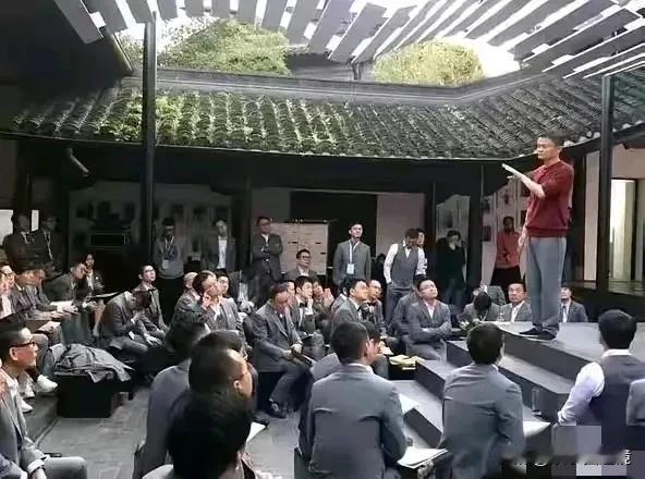 看到这张照片，仿如在昨天。这是马云在湖畔大学为众多商界精英上课时的情景！
从照片