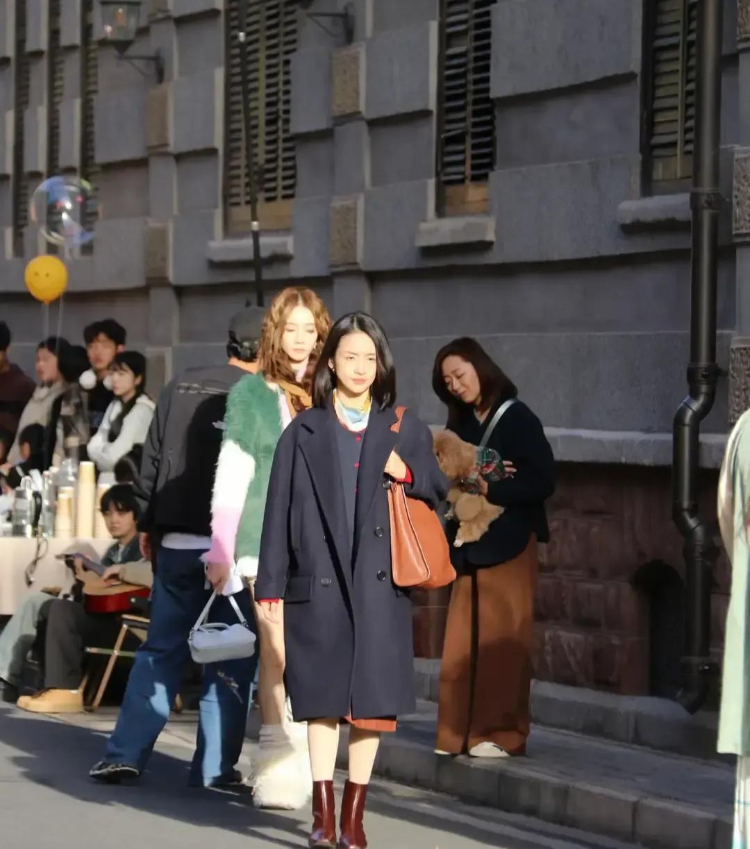 林依晨158的身高被夸成小个子天花板我刷到照片直接点头。
白色短西装配高腰阔腿裤