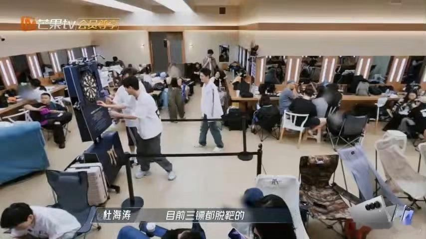 #杜海涛熊梓淇飞镖届的卧龙凤雏#杜海涛和熊梓淇这对活宝，玩飞镖真的卧龙凤雏，又菜