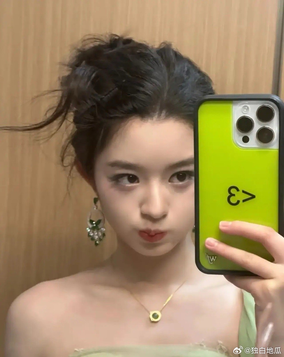 黄杨钿甜这事看了半天，有一点还是理解不了。近日，00后演员黄杨钿甜因参加学校的成