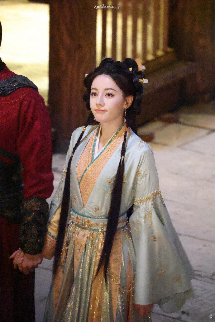 #迪丽热巴娇俏瘪嘴#迪丽热巴娇俏瘪嘴，V领绿衣少女感十足，好俏皮的造型，像邻家小