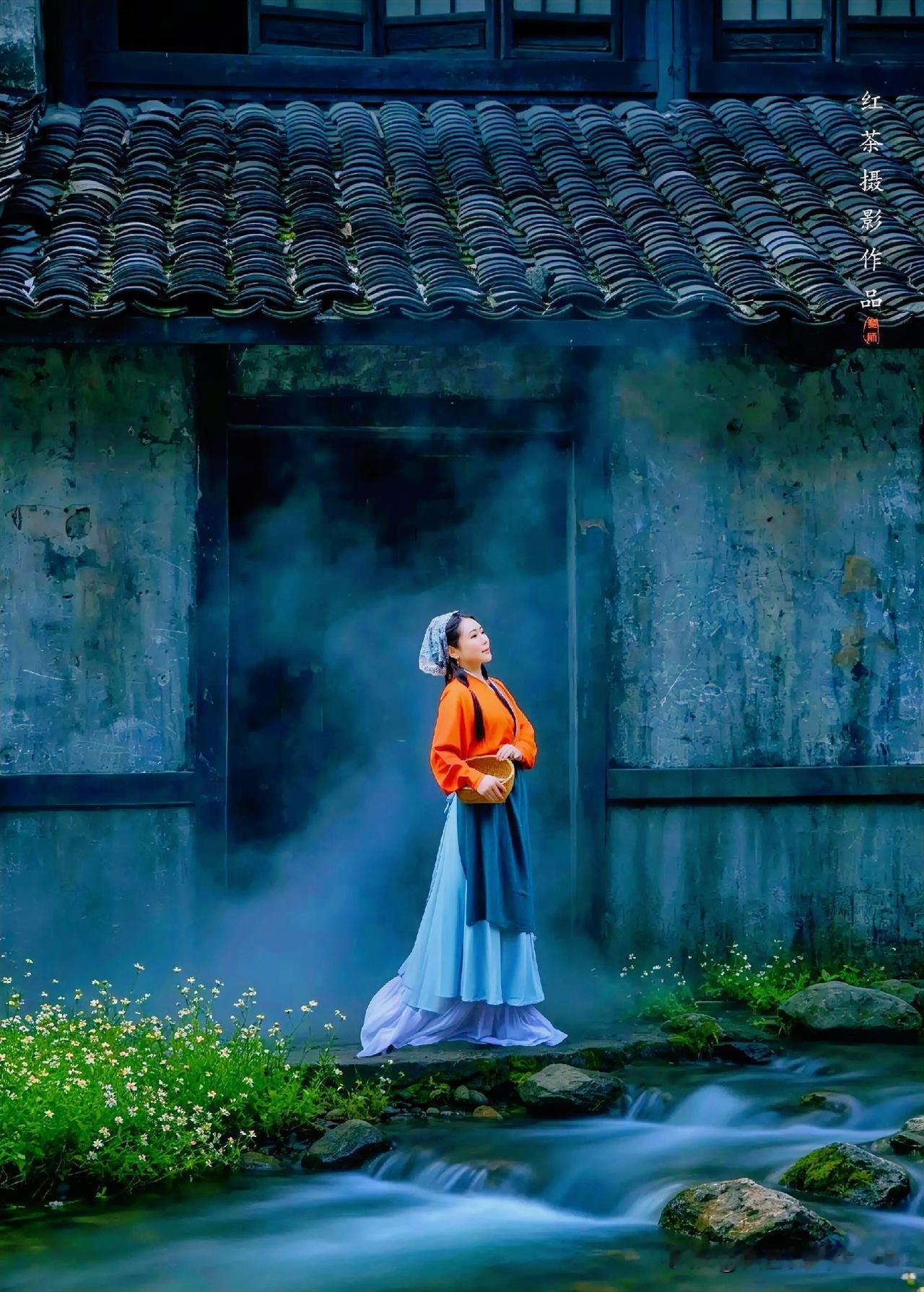 下联：雨后新晴花满溪
上联：有请雅士[玫瑰][玫瑰][玫瑰]