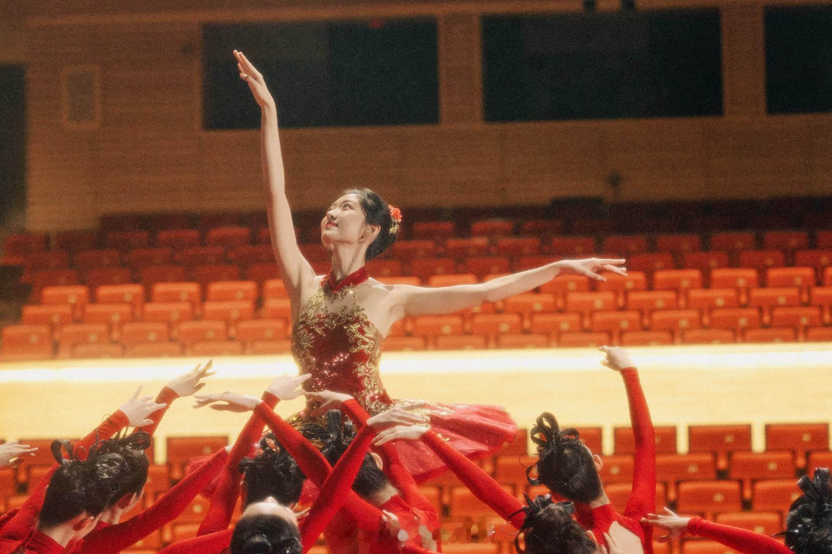 孙千红裙芭蕾 一袭红裙，一双舞鞋，孙千在冰雪间跳出最美圆舞曲。 