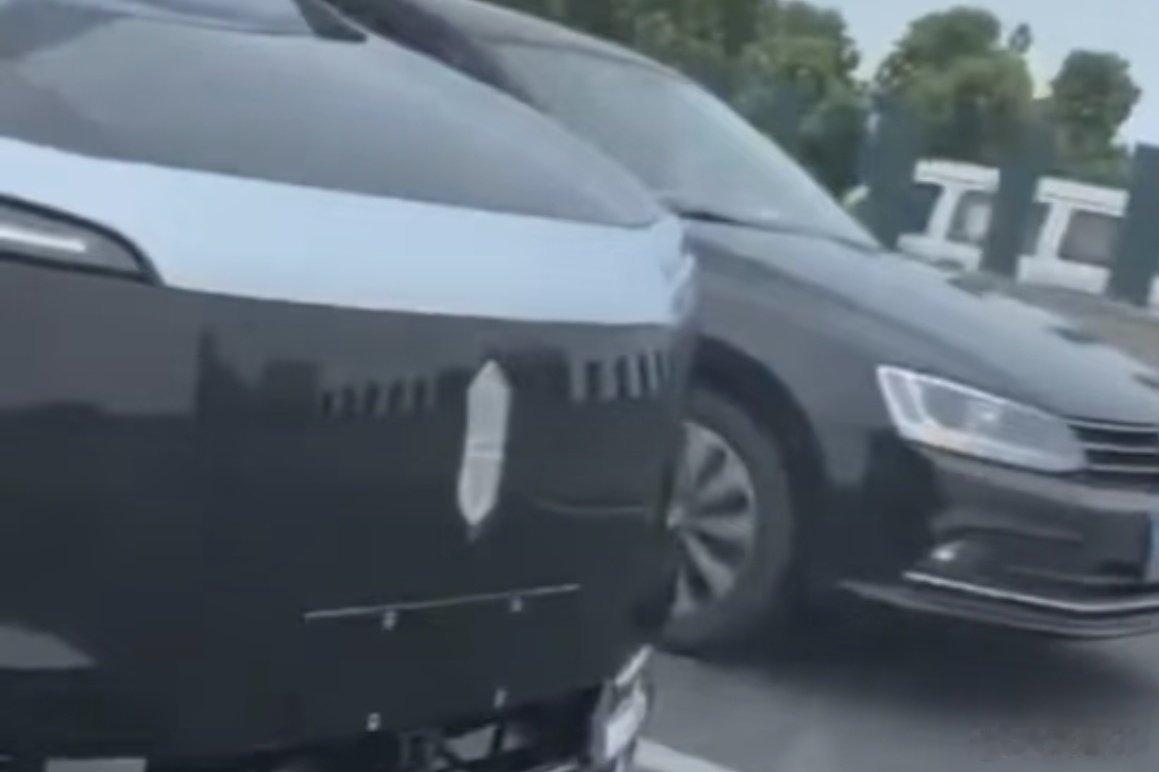 尊界 V800 MPV 真车谍照，镀铬拉满。 