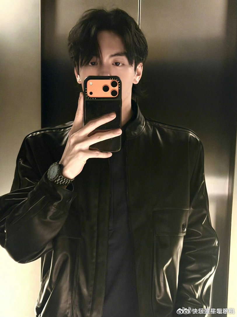 曾舜晞回应下部戏拍什么 被问到下部戏什么时候进组，曾舜晞直接比划月份让粉丝选，评