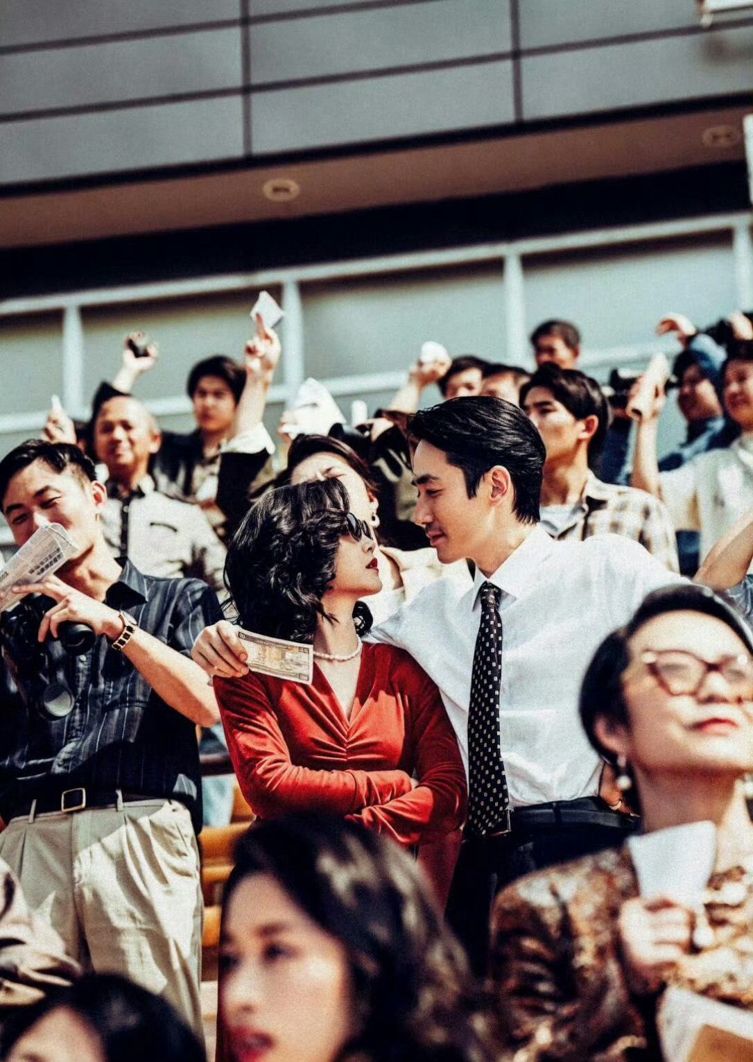 港媒是会写标题的[偷笑]《空枪》香港9月震撼上映！朱一龙化身悍匪 联手卫诗雅 交
