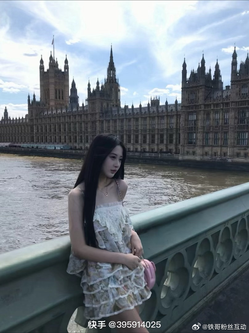 辛巴女儿账号还在英国，越来越会打扮了，这是准备定居英国呀，还是陪他爸呢， 