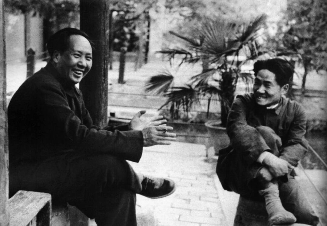 这是毛主席和儿子毛岸英的珍贵合影，都看看吧，这是父子俩最放松的时刻。

让我们向