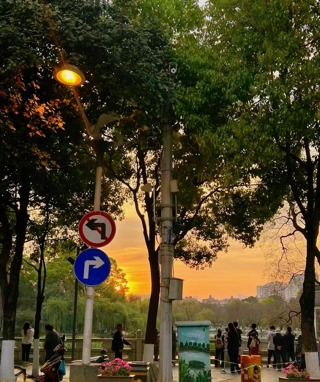 中年快乐指南：用“匮乏感”唤醒沉睡的感官。都说中年是道坎。快乐，成了最稀缺，也最