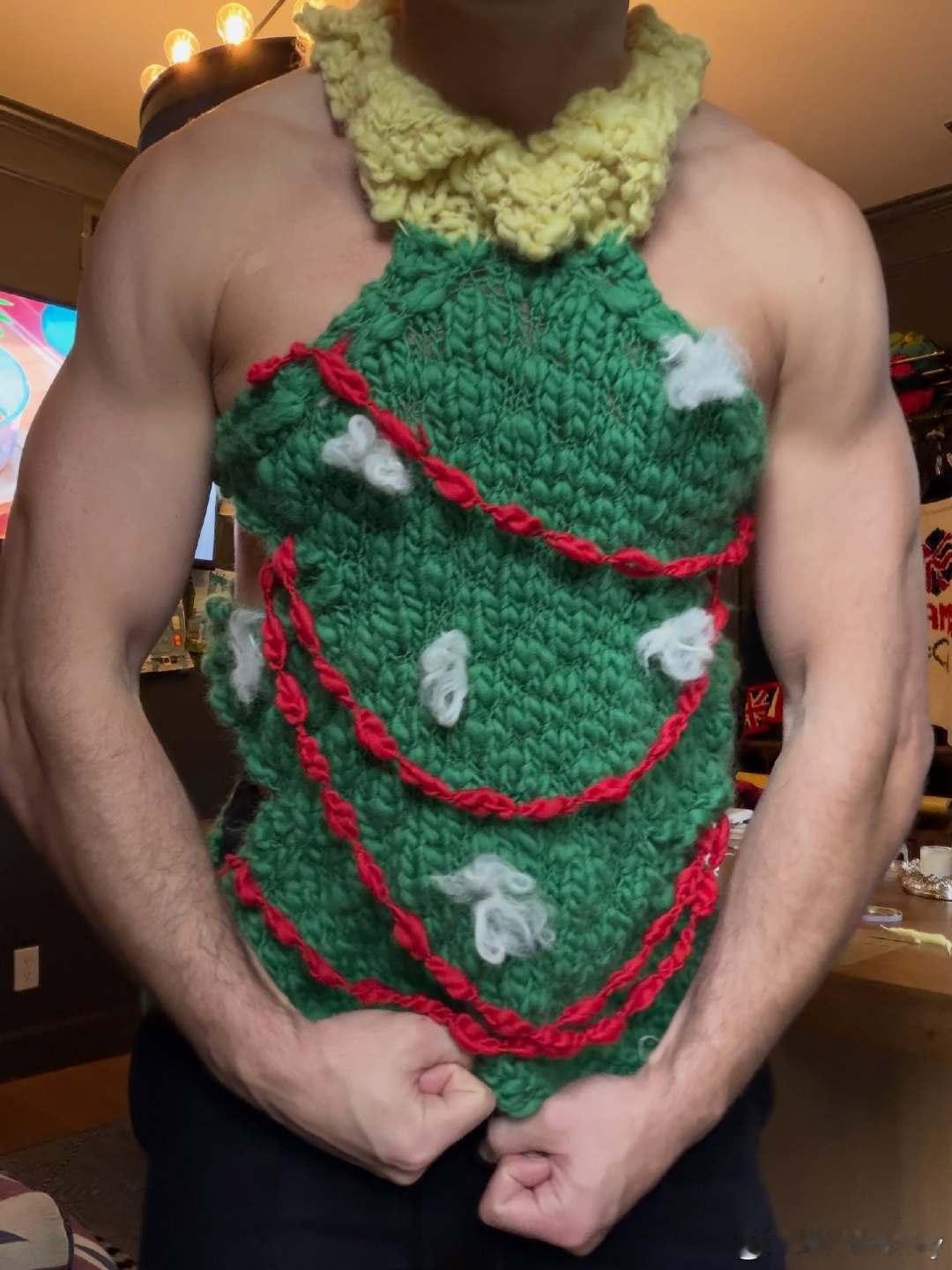 “织毛衣小王子”戴利和家人的圣诞节。哈哈哈，应该都是他自己亲手编织的毛衣。戴利 