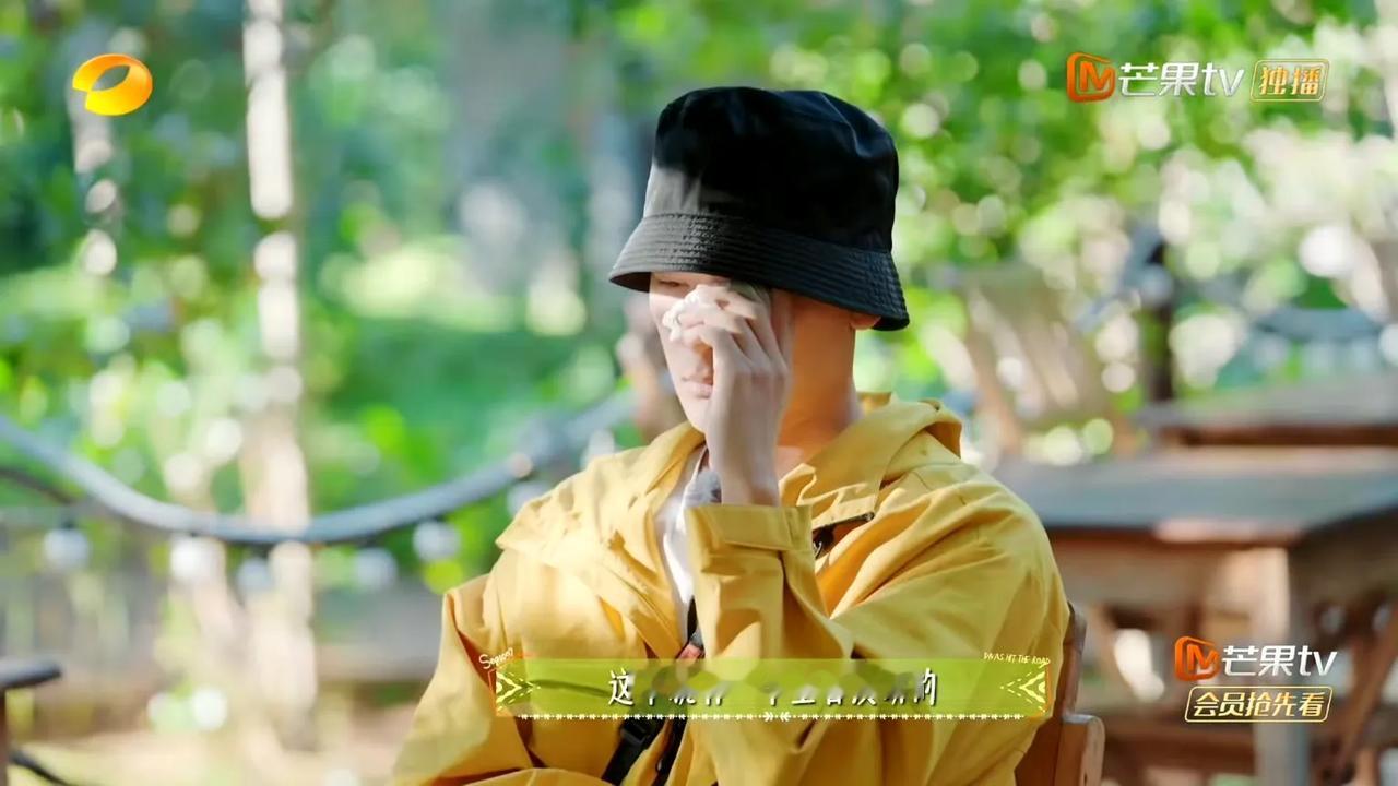张晚意这体质也太绝了！不管跟谁搭戏，总能演出种“偷偷整两口”的微妙张力。
 
前