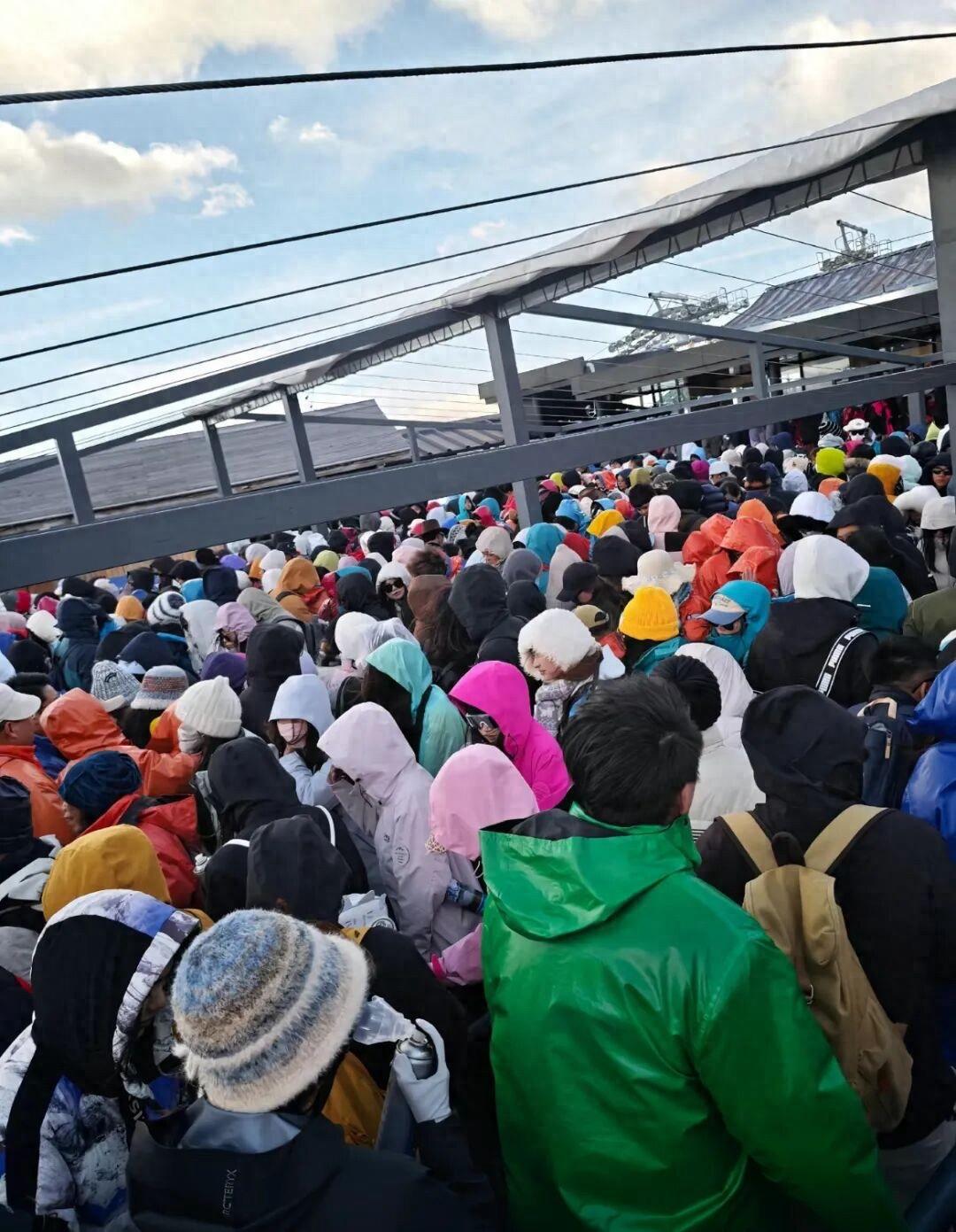 突发！玉龙雪山9级大风困住数千游客，有人裹垃圾袋取暖！有人高喊退票！景区的做法暖