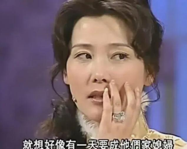 1983年，何赛飞去老师家吃饺子，看到相片中老师的4个儿子，突然感觉会嫁给其中的