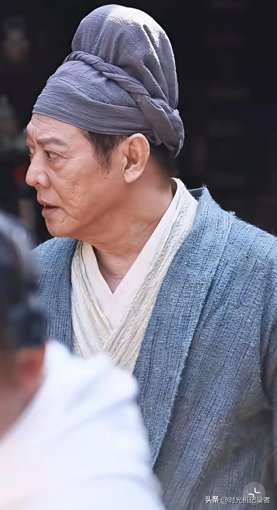 李连杰这眼神怎么就变得凶狠狠的，感觉无光，不像之前的李连杰。
李连杰前一阶段病痛