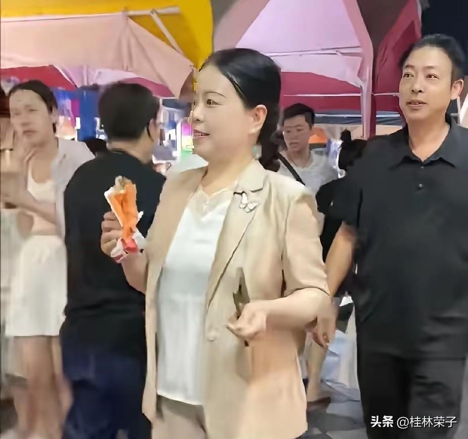 网友问小熊：
你孩子有几个爷爷？
几个奶奶？
几个爸爸？
小熊怒怼网友：
什么叫