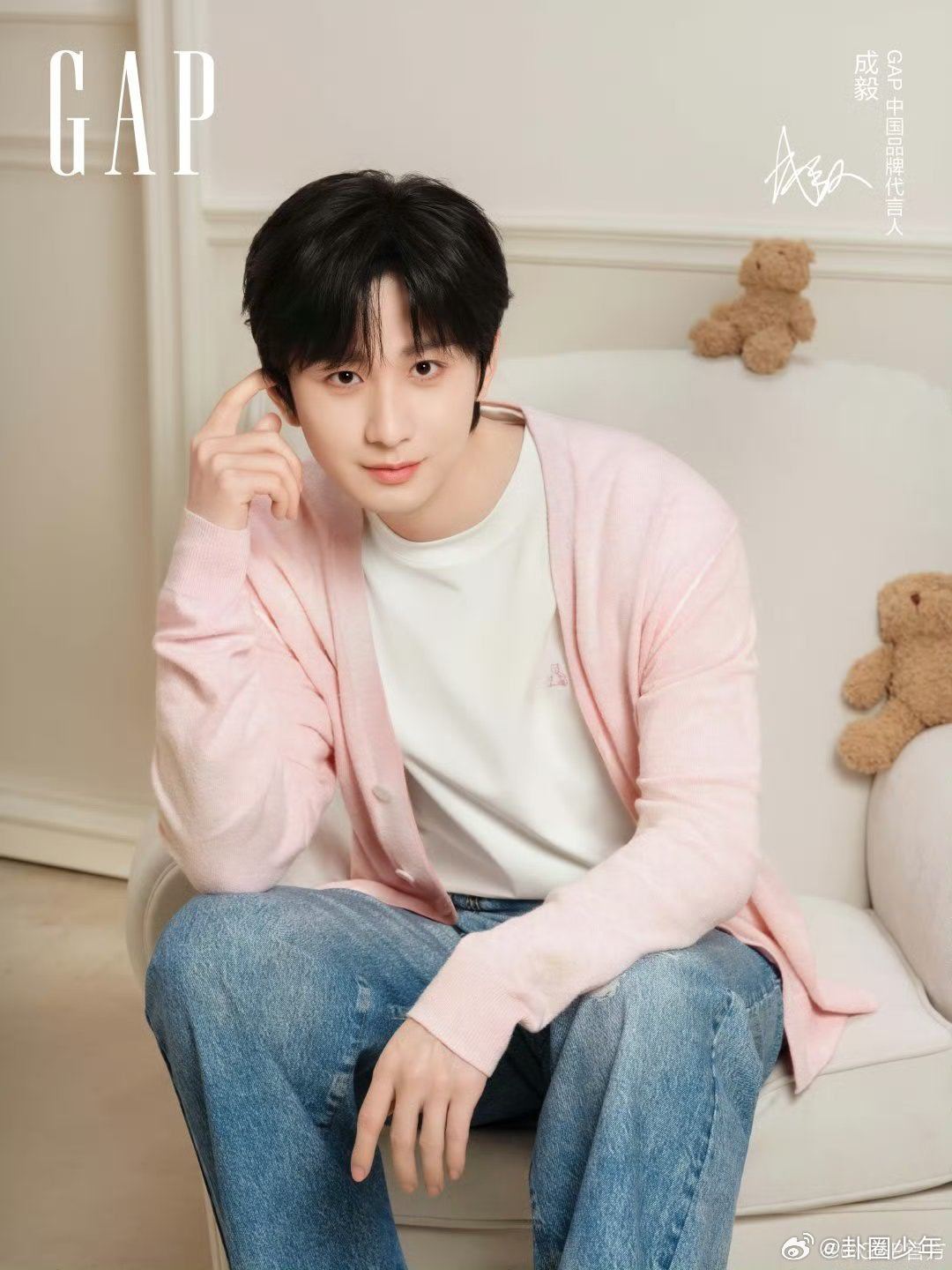 成毅GAP品牌大片 成毅gap品牌大片，温润气质撞上休闲穿搭，慵懒又高级！！ 