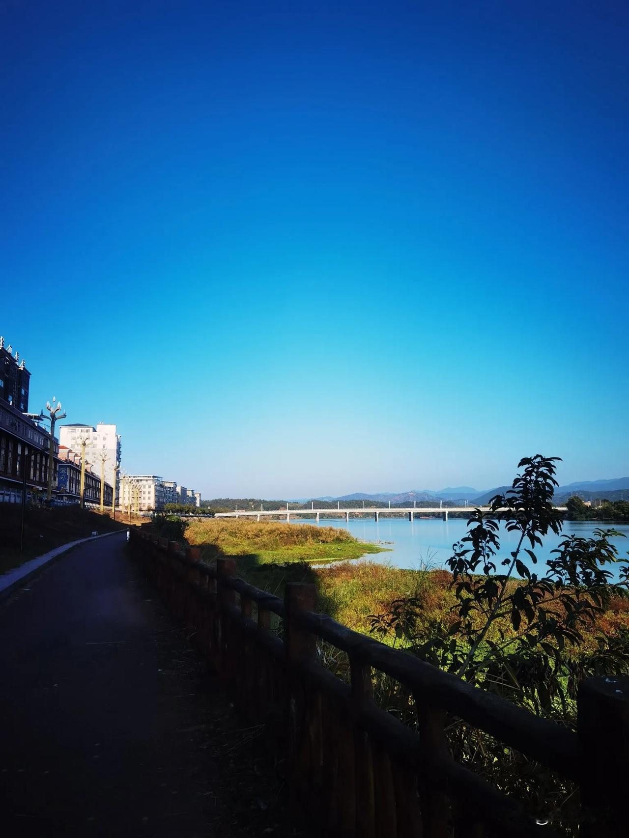 漂亮如苏杭，感受蓝天与水体一色的美，陶醉其中！[呲牙]