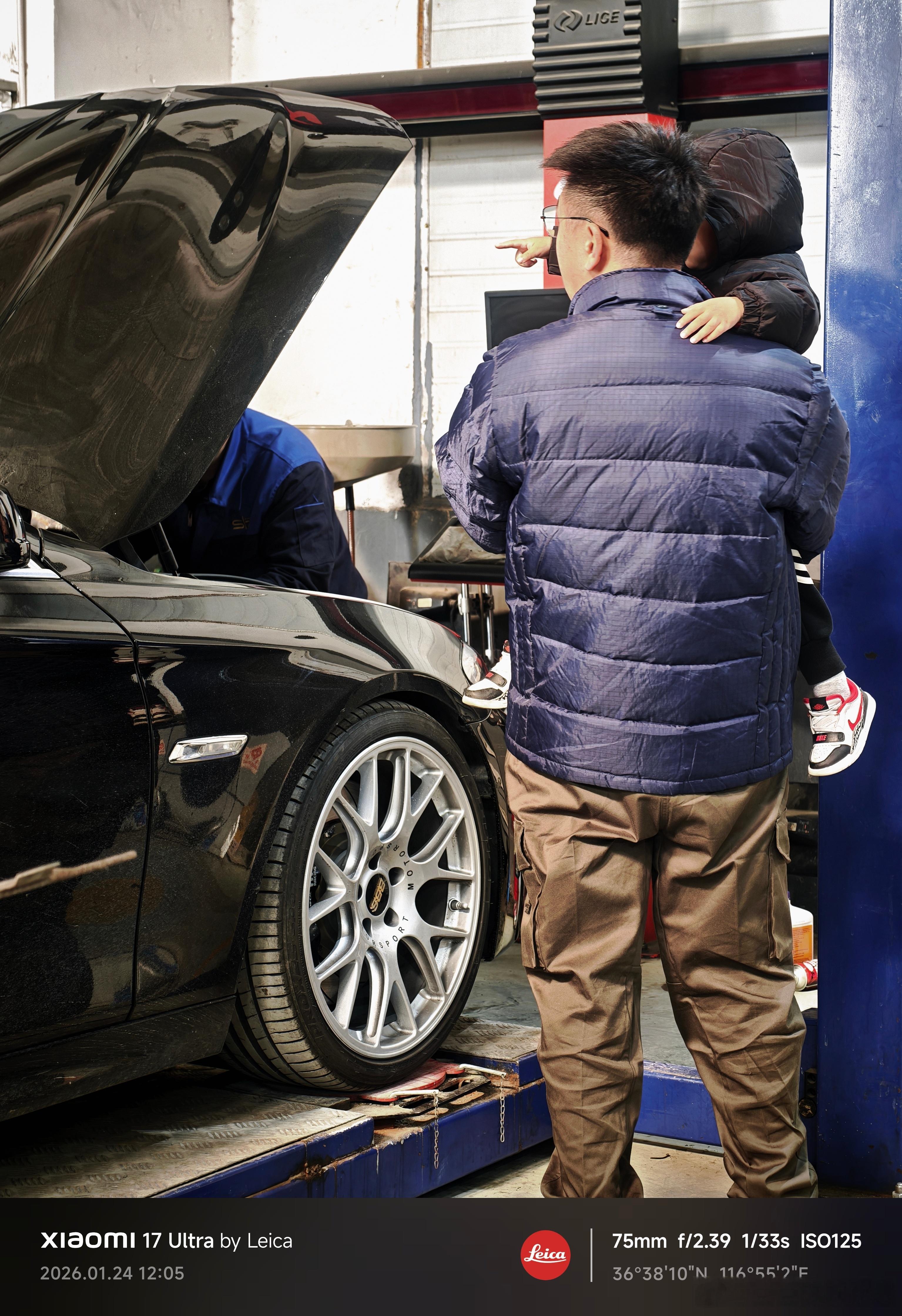 男孩子有个爱车的粑粑，一定很幸福，从小就体验各种不同的座驾。坐在车轮上的这一代孩