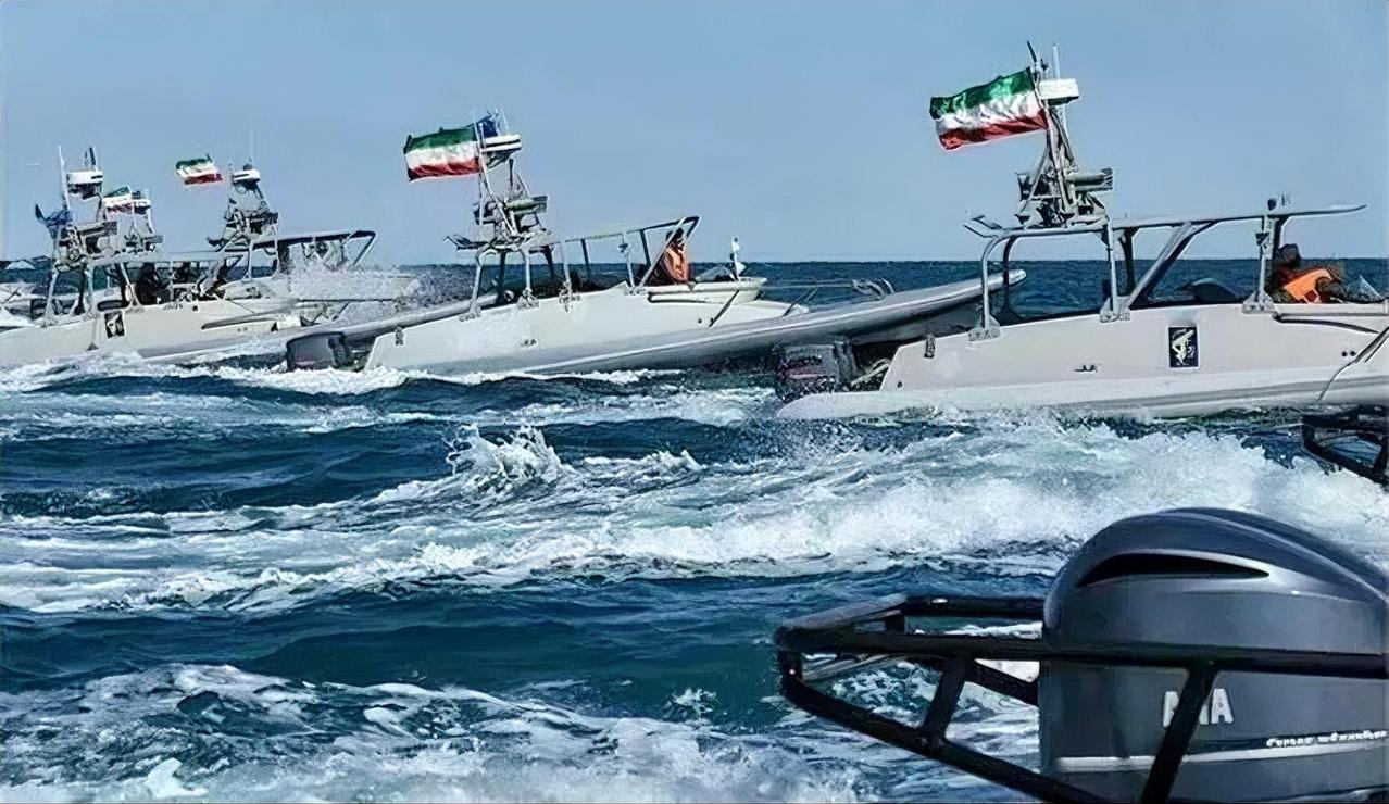 伊朗革命卫队武装护送商船硬闯封锁线，美海军想扣押却没敢动！眼睁睁地看着伊朗商船在