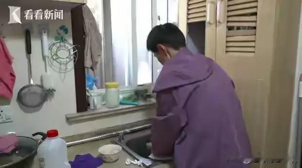 上海黄浦，63岁的陈女士自幼智力有缺陷，独自守着一间6平米的公租房。老房征收，她