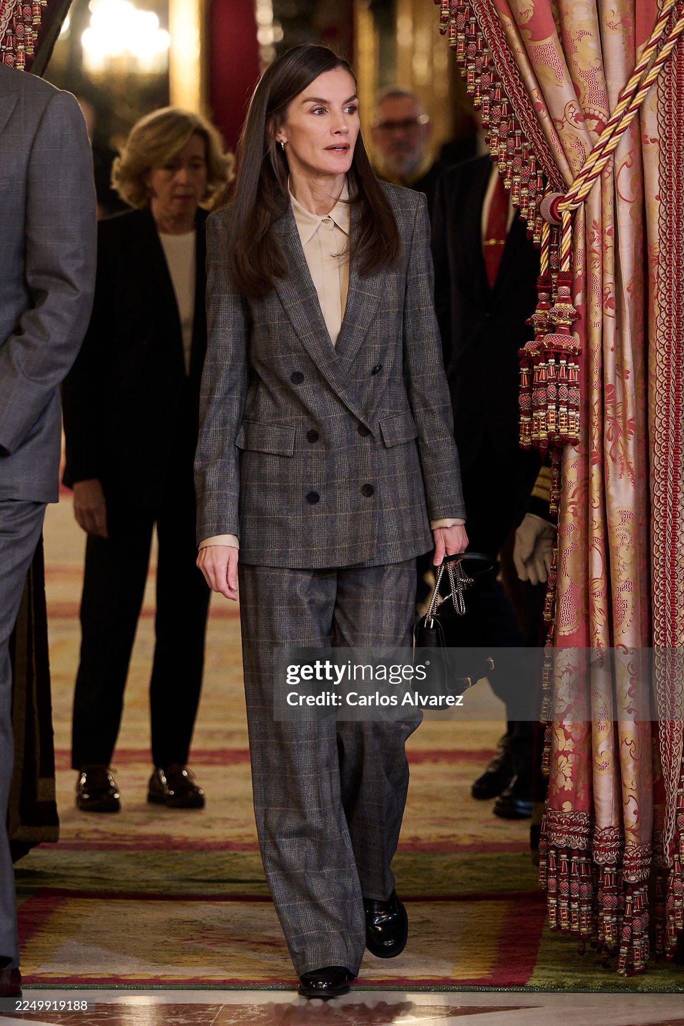 12,4 西班牙国王菲利普六世和王后莱蒂齐亚参加会议，小莱裤装来自hugo bo