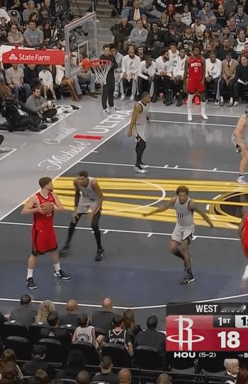 阿尔佩伦申京打球有些过于流氓了，一直用手推、屁股撞，相反文班亚马的防守很干净，但