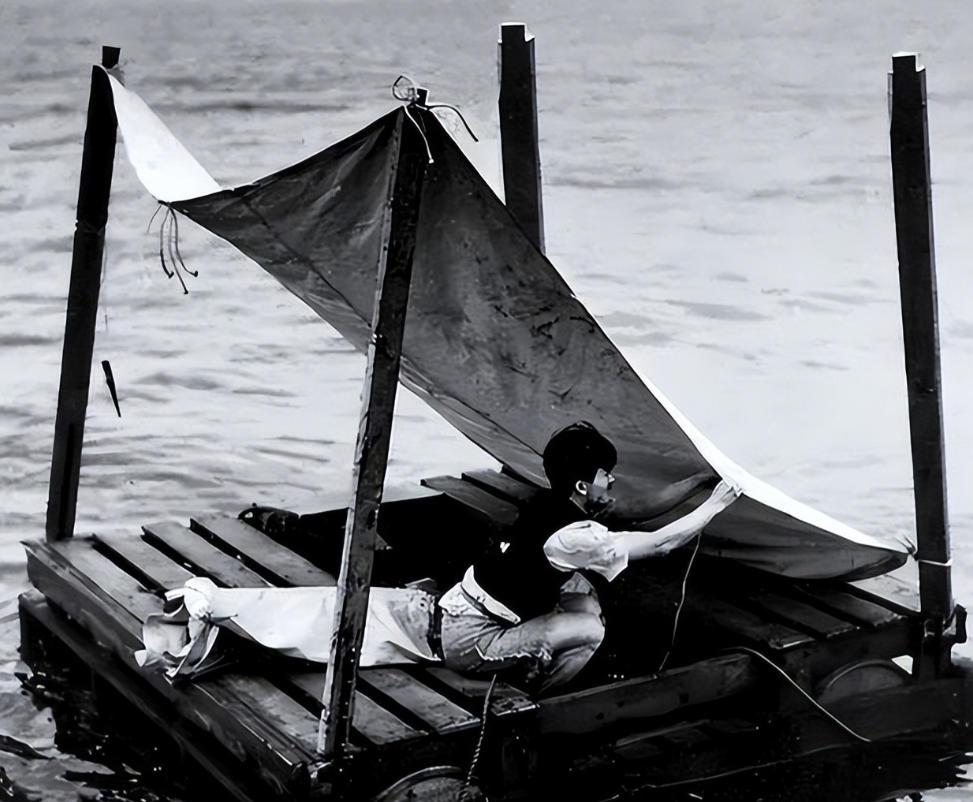 1942年，一个中国小伙掉入北大西洋，靠喝鸟血、吃鲨鱼撑了133天，然而，一架路