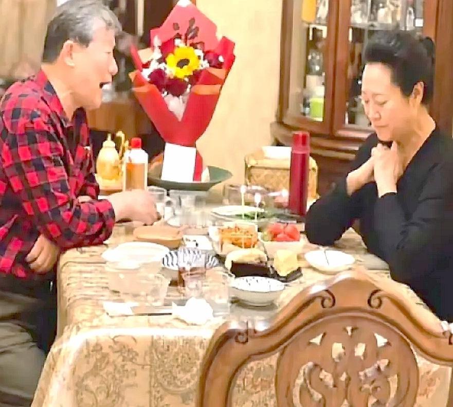 老戏骨王丽云过70大寿，前夫车晓彤也来捧场了。两人早年和平散伙，为了闺女没撕破脸