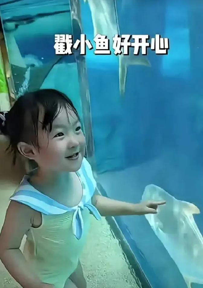 闪闪三岁就能赚钱养家，靠一张圆脸在镜头前晃两圈，商家就抢着塞钱。
中国国际时装周